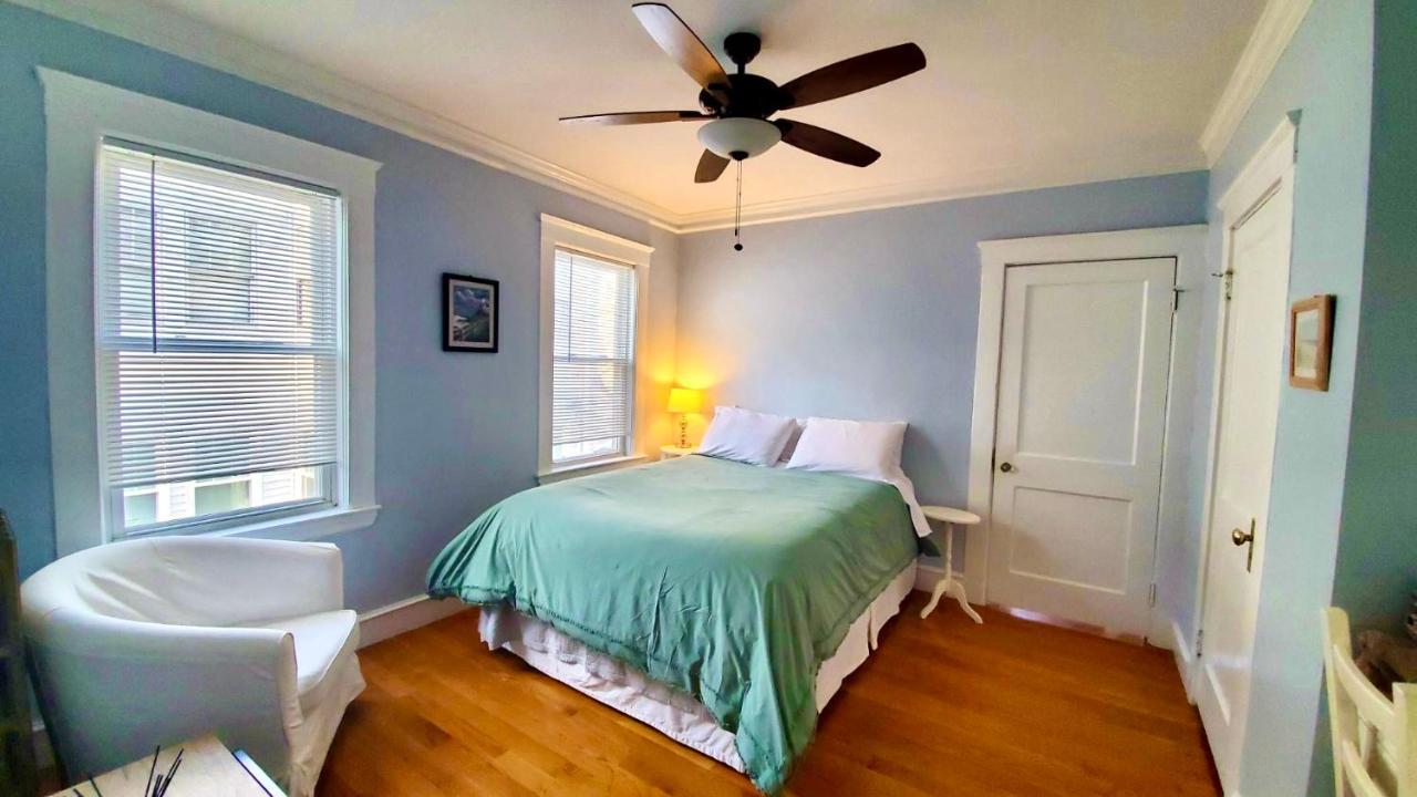Near Train Station Gorgeous 3-Bedroom Apartment With Patios Boston Eksteriør bilde