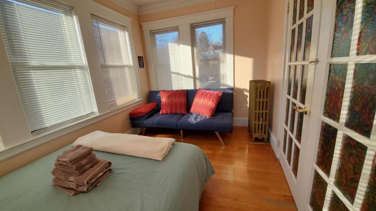 Near Train Station Gorgeous 3-Bedroom Apartment With Patios Boston Eksteriør bilde