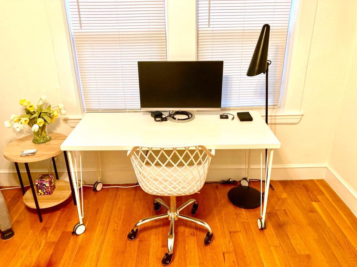 Near Train Station Gorgeous 3-Bedroom Apartment With Patios Boston Eksteriør bilde